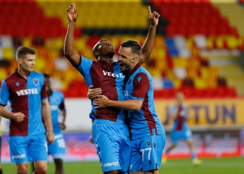 Süper Lig'in 27. haftasında Göztepe ve Trabzonspor takımları Gürsel Aksel Stadında karşılaştı. Trabzonspor'dan Anthony Nwakaeme (sağ 2) attığı gol sonrası sevinç yaşadı.  ( Ömer Evren Atalay - Anadolu Ajansı )