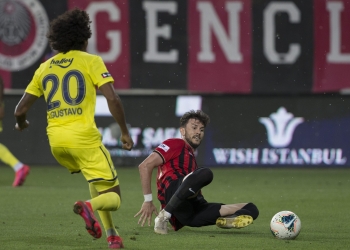Süper Lig Cemil Usta Sezonu 31. haftasında Gençlerbirliği ile Fenerbahçe, Ankara Eryaman Stadı'nda karşılaştı. Bir pozisyonda Fenerbahçe'den Luiz Gustavo (solda) rakibi ile mücadele etti. ( Erçin Top - Anadolu Ajansı )
