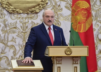 Belarus Cumhurbaşkanı Aleksandr Lukaşenko (fotoğrafta), kazandığı cumhurbaşkanlığı seçimlerinden sonra yemin ederek görevine başladı. Cumhurbaşkanlığı Bağımsızlık Sarayı’nda yapılan yemin töreninde Lukaşenko, anayasa kitabı üzerine el basarak Belarus dilinde yemin etti. ( /BelTA Haber Ajansı - Anadolu Ajansı )