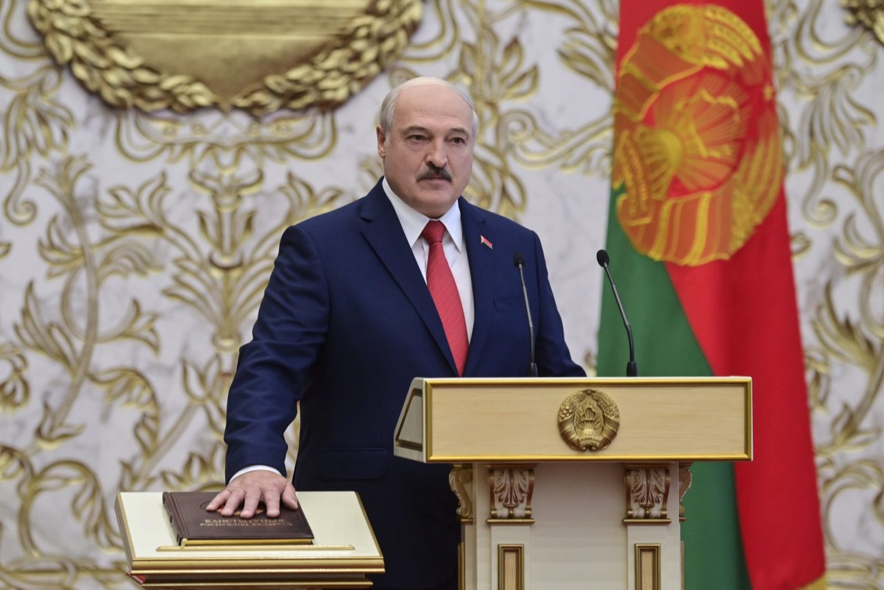 Belarus Cumhurbaşkanı Aleksandr Lukaşenko (fotoğrafta), kazandığı cumhurbaşkanlığı seçimlerinden sonra yemin ederek görevine başladı. Cumhurbaşkanlığı Bağımsızlık Sarayı’nda yapılan yemin töreninde Lukaşenko, anayasa kitabı üzerine el basarak Belarus dilinde yemin etti. ( /BelTA Haber Ajansı - Anadolu Ajansı )
