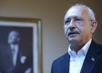 CHP Genel Başkanı Kemal Kılıçdaroğlu, Balıkesir'de Erdek Belediyesi'ni ziyaret etti. Kılıçdaroğlu, burada gazetecilere açıklamalarda bulundu.  ( Ali Atmaca - Anadolu Ajansı )