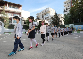 İzmir'de Milli Eğitim Bakanlığının (MEB) yüz yüze eğitime geçiş planlaması doğrultusundaki ikinci aşamada, ilkokullar, köy okulları, 8. ve 12. sınıflar, lise hazırlık sınıfları ile özel gereksinimli çocukların okullarında yüz yüze eğitim başlatıldı. ( Mahmut Serdar Alakuş - Anadolu Ajansı )