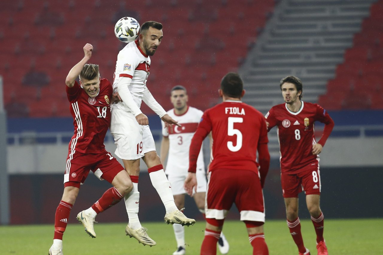 A Milli Futbol Takımı, UEFA Uluslar B Ligi 3. Grup'ta Macaristan ile Budapeşte'deki Puskas Arena'da deplasmanda karşılaştı. Bir pozisyonda, A Milli Futbol Takımı oyuncusu Kenan Karaman (19) rakibi David Miklos Siger (18) ile mücadele etti. ( Arpad Kurucz - Anadolu Ajansı )