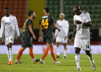 Süper Lig'in 12. haftasında Aytemiz Alanyaspor, Beşiktaş ile karşılaştı. Müsabaka sonunda Beşiktaşlı oyunculardan Vincent Aboubakar (14) üzüntü yaşadı.  ( Mustafa Çiftçi - Anadolu Ajansı )
