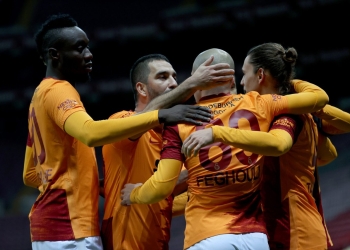 Galatasaray, Süper Lig'in 14. haftasında Göztepe ile karşılaştı. Galatasaraylı futbolcular Sofiane Feghouli'nin(89) attığı gol sonrası sevinç yaşadı. ( İsa Terli - Anadolu Ajansı )