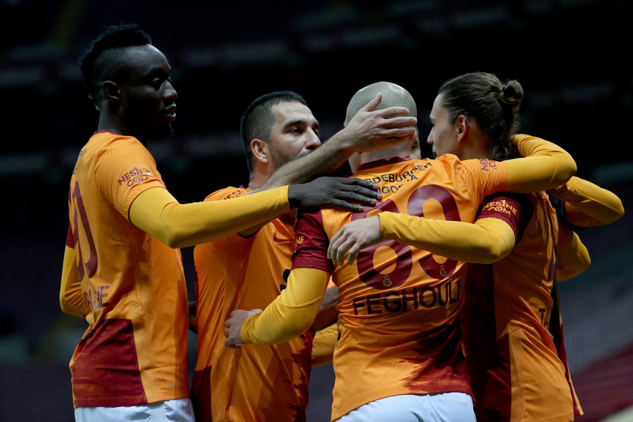 Galatasaray, Süper Lig'in 14. haftasında Göztepe ile karşılaştı. Galatasaraylı futbolcular Sofiane Feghouli'nin(89) attığı gol sonrası sevinç yaşadı. ( İsa Terli - Anadolu Ajansı )
