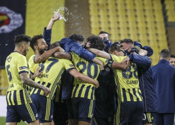 Fenerbahçe, Süper Lig'in 14. hafta maçında Medipol Başakşehir ile Ülker Stadı'nda karşılaştı. Fenerbahçe’nin golünü atan Luiz Gustavo (20) sevincini takım arkadaşları ile paylaştı. ( Serhat Çağdaş - Anadolu Ajansı )