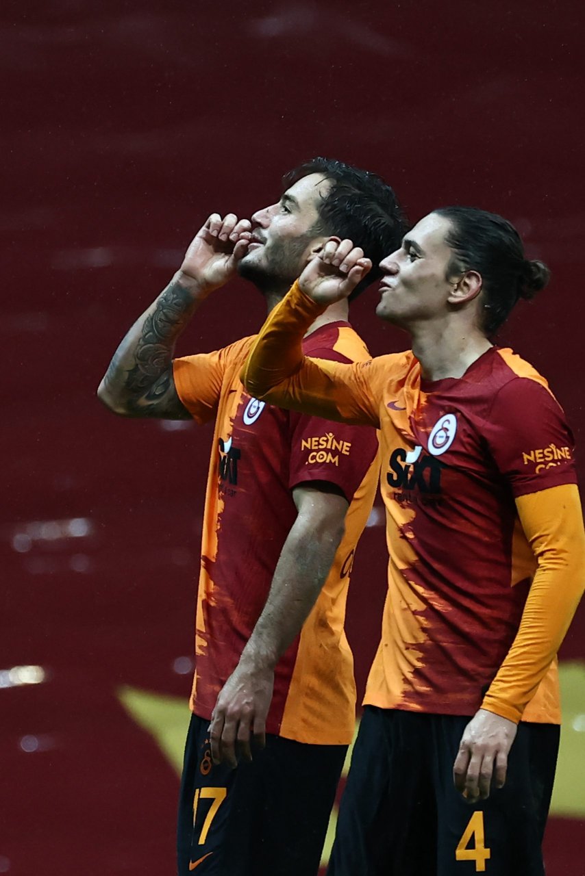 Galatasaray, Süper Lig'in 18. haftasında Gençlerbirliği ile Türk Telekom Stadı'nda karşılaştı. Galatasaraylı oyuncu Oğulcan Çağlayan (arkada), attığı gol sonrası sevinç yaşadı. ( Onur Çoban - Anadolu Ajansı )