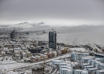 Başkent Ankara'da etkili olan kar yağışının ardından bazı bölgelerde  sis meydana geldi. ( Emin Sansar - Anadolu Ajansı )