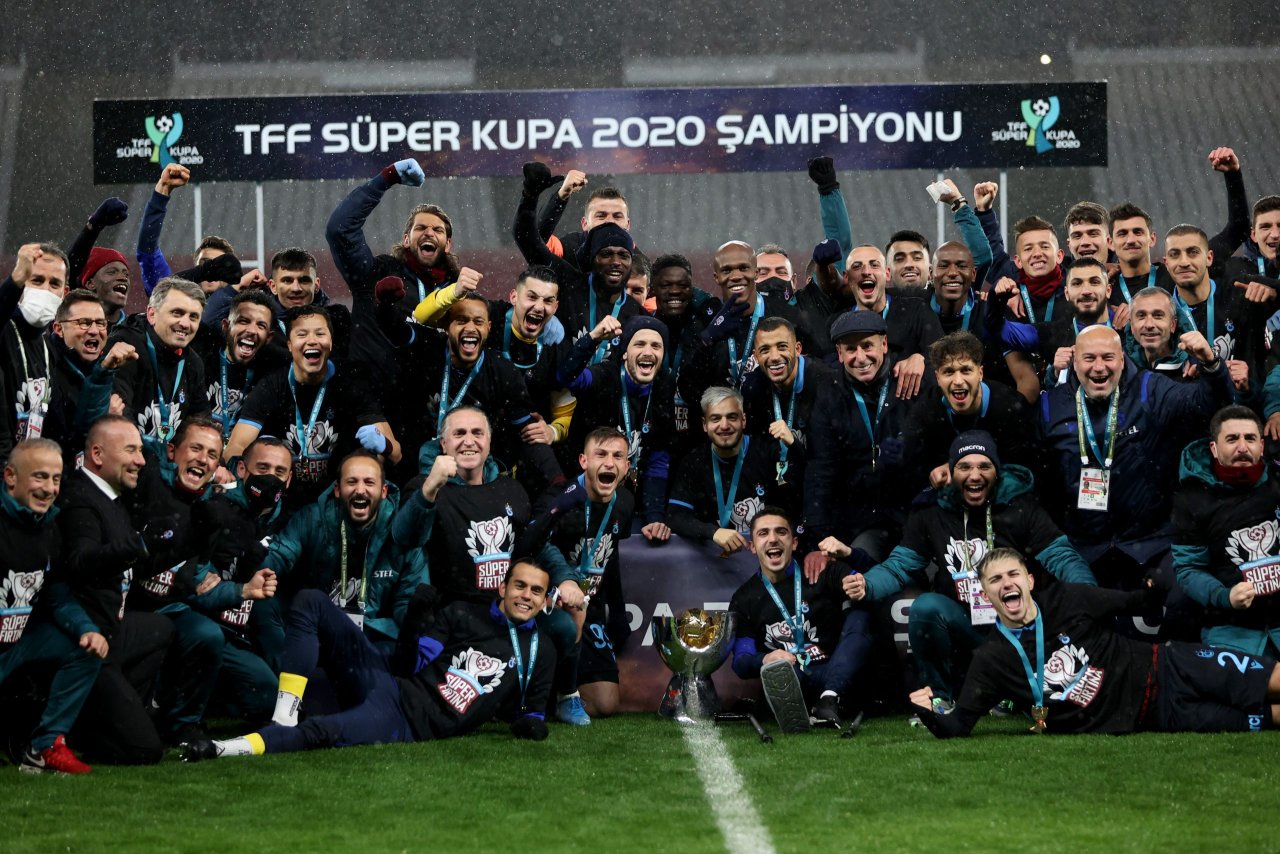 2020 TFF Süper Kupa mücadelesinde Medipol Başakşehir ile Trabzonspor, Atatürk Olimpiyat Stadı'nda karşılaştı. Karşılaşmayı kazanan Trabzonspor takımı Süper Kupa'nın sahibi oldu.  ( Ahmet Bolat - Anadolu Ajansı )