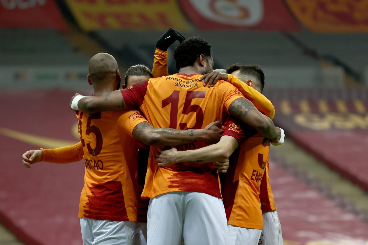 Galatasaray, Süper Lig'in 23. haftasında Medipol Başakşehir ile karşılaştı. Galatasaraylı oyuncu Ryan Donk attığı gol sonrası sevincini arkadaşlarıyla paylaştı. ( Onur Çoban - Anadolu Ajansı )