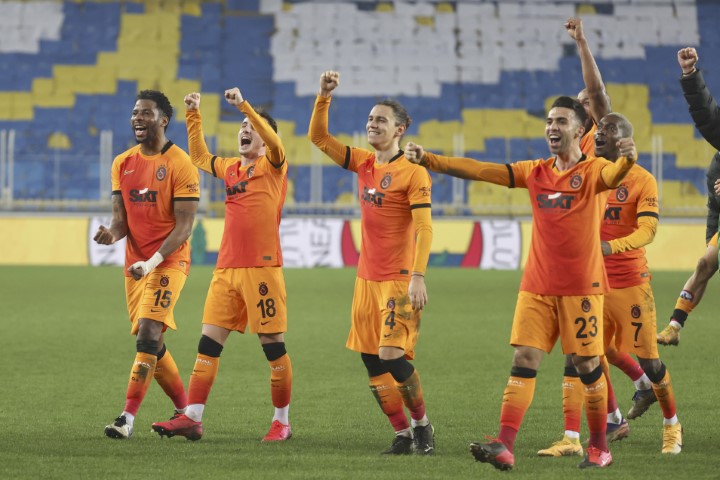 Fenerbahçe, Süper Lig'in 24. hafta maçında Galatasaray ile Ülker Stadı'nda karşılaştı. Mücadeleyi kazanan Galatasaraylı futbolcular sevinç yaşadı. ( Serhat Çağdaş - Anadolu Ajansı )