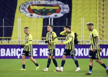 Fenerbahçe, Süper Lig'in 26. hafta maçında Göztepe ile Ülker Stadı'nda karşılaştı. Mücadeleyi kaybeden Fenerbahçe takımı oyuncuları Jose Ernesto Sosa (5), Sinan Gümüş (29), Mesut Özil (67) ve Dimitris Pelkas (14) üzüntü yaşadı. ( Serhat Çağdaş - Anadolu Ajansı )