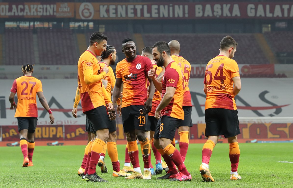 Galatasaray, Süper Lig'in 27. hafta mücadelesinde Büyükşehir Belediye Erzurumspor ile Türk Telekom Stadı'nda karşılaştı. Galatasaraylı futbolcular, atılan golün ardından sevinç yaşadı. ( İsa Terli - Anadolu Ajansı )