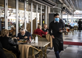 Ankara'da kontrollü normalleşme sürecinin başlaması ile restoran, kafeterya, pastane, kıraathane ve çay bahçesi gibi yerler yüzde 50 kapasiteyle hizmete başladı. ( Özge Elif Kızıl - Anadolu Ajansı )