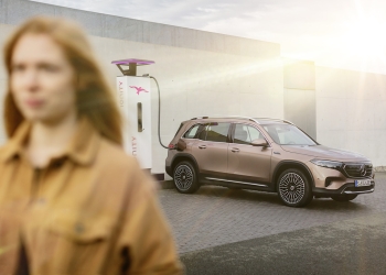 Mercedes-EQ, EQB, 2021; Electric Art Line, Farbe roségold: an der Ionity-Ladesäule; EQB 350 4MATIC (Stromverbrauch kombiniert: 16,2 kWh/100 km; CO2-Emissionen kombiniert: 0 g/km);Stromverbrauch kombiniert: 16,2 kWh/100 km; CO2-Emissionen kombiniert: 0 g/km*

Mercedes-EQ, EQB, 2021; Electric Art Line, rose gold: at the Ionity charging station; EQB 350 (combined power consumption: 16.2 kWh/100 km, combined CO2 emissions: 0 g/km);Combined power consumption: 16.2 kWh/100 km, combined CO2 emissions: 0 g/km)*