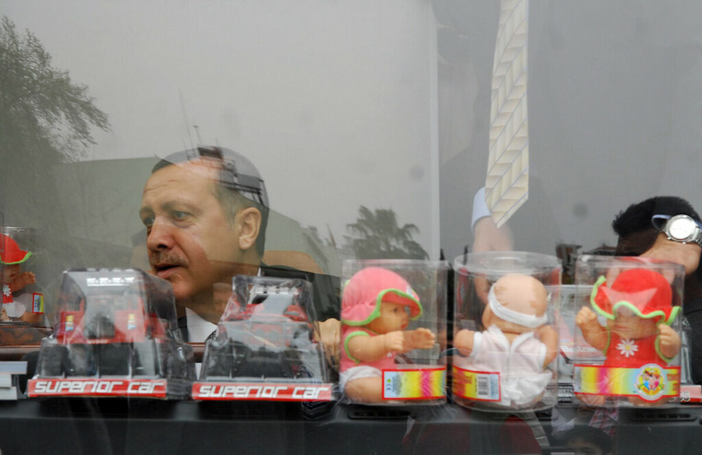 Başbakan Erdoğan  Antalyada Dünya Su Günü Toplantısında. Erdoğan Toplantıdan sonra Antalyaspor kampını ziyaret etti ve Antalya yı otobüsle dolaşarak halkı selamladı, çocuklara oyuncak dağıttı.
