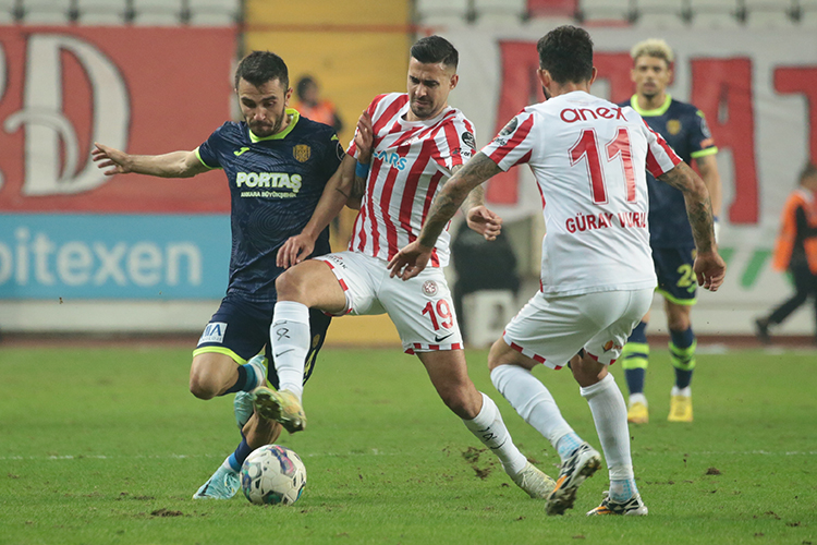 Spor Toto Süper Lig'in 15. haftasında Fraport TAV Antalyaspor ile MKE Ankaragücü takımları Corendon Airlines Park Antalya Stadyumu'nda karşılaştı. Antalyaspor'dan Ufuk Akyol (19), rakibi Pedrinho (solda) ile mücadele etti. ( Orhan Çiçek - Anadolu Ajansı )