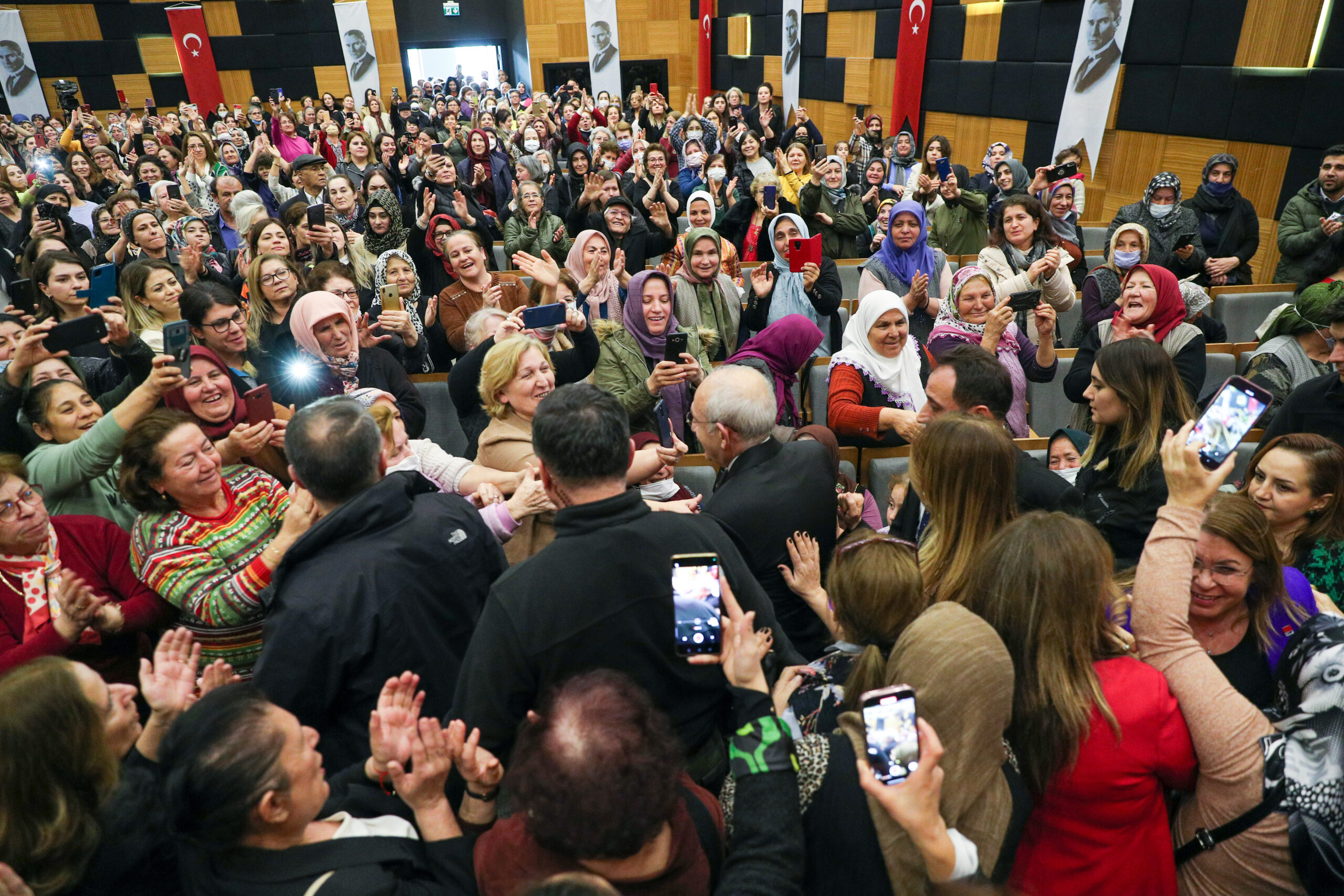 Cumhuriyet Halk Partisi Genel Başkanı Kemal Kılıçdaroğlu, Denizli’de Kadın Buluşmasında Denizlili kadınlar ile bir araya geldi. (Fotoğraf: Alp Eren Kaya)