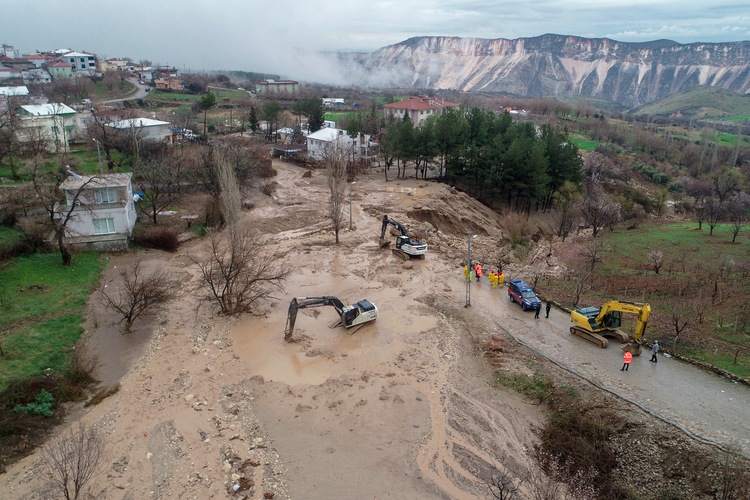 Adıyaman'ın Tut ilçesindeki sel bölgesi ve ekiplerin çalışmaları dron ile görüntülendi. ( Özkan Bilgin - Anadolu Ajansı )