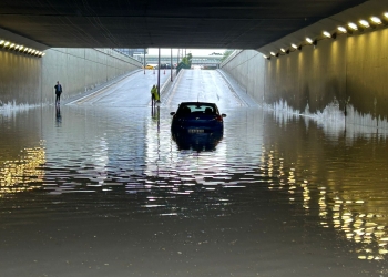 ANKARA'DA ETKILI OLAN SAGANAK NEDENIYLE CADDE VE SOKAKLAR GOLE DONDU, SURUCULER ARACTA MAHSUR KALDI.

FOTO-RUKIYE MEYVECI-ANKARA-DHA