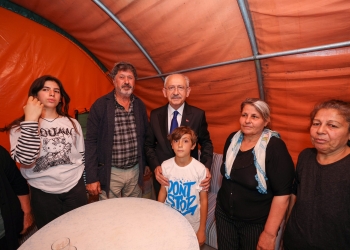 Cumhuriyet Halk Partisi Genel Başkanı ve Millet İttifakı Cumhurbaşkanı Adayı Kemal Kılıçdaroğlu, afet bölgesi Hatay’da çadır alanını ziyaret ederek depremzedeler ile bir araya geldi. CHP lideri ve Cumhurbaşkanı Adayı Kılıçdaroğlu, daha sonra Hatay Millet Buluşması’nda konuştu. (Fotoğraf: Alp Eren Kaya)