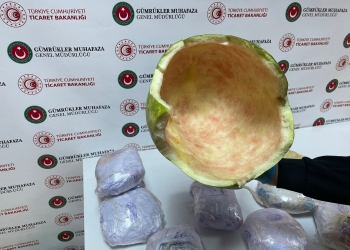 ESENDERE GUMRUK KAPISI'NDA DUZENLENEN OPERASYONDA, KARPUZ ICINE ZULALANMIS 12 KILO MORFIN ELE GECIRILDI. FOTO-ANKARA-DHA