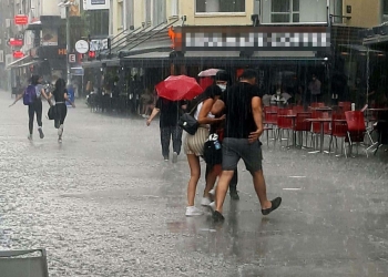 METEOROLOJI'DEN, YARIN OGLE SAATLERINDEN ITIBAREN IZMIR'IN IC KESIMLERINDE GOK GURULTULU VE KUVVETLI YAGISIN BEKLENDIGI BELIRTILEREK, OLASI OLUMSUZLUKLARA KARSI UYARI YAPILDI. (FOTO: IZMIR, DHA) (ARSIV)