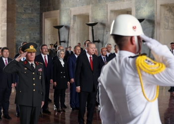 CUMHURBASKANI ERDOGAN, KABINEYE ATANAN YENI BAKANLARDAN OLUSAN HEYETLE ANITKABIR'I ZIYARET ETTI. FOTO-ANKARA-DHA