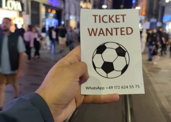 SAMPIYONLAR LIGI FINAL MACINI IZLEMEK ICIN ISTANBUL'A GELEN ALMAN YOUTUBER, TAKSIM MEYDANINDA BROSUR DAGITARAK MAC BILET ARADI.FOTO: ALTAN CIMEN- ISTANBUL-DHA