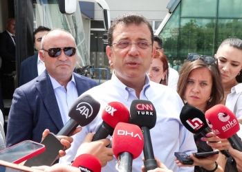 ISTANBUL BUYUKSEHIR BELEDIYE BASKANI EKREM IMAMOGLU, KURBAN BAGISINDAN ELDE EDILEN KONSERVE ETLERIN DAGITIMA CIKARILDIGI ETKINLIGE KATILDI. ETKINLIK SONUNDA GAZETECILERIN SORULARINI YANITLADI. ISTANBUL, (DHA)