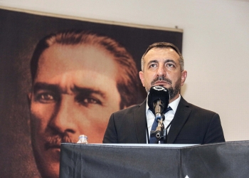 ALTAY'DA HAZIRAN AYINDAKI KONGREDE GUVEN TAZELEYEN BASKAN AYHAN DUNDAR'IN MALI SIKINTILAR NEDENIYLE GOREVI BIRAKMA ASAMASINA GELDIGI IDDIA EDILDI. (FOTOGRAF: IZMIR DHA)
