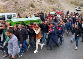 KAYSERI'DE, EVINDE SALDIRIYA UGRAYIP BASINA SERT CISIMLE VURULARAK OLDURULEN HASIBE SOYKUK, TOPRAGA VERILDI. OLAYLA ILGILI ESI SEYIT AHMET ILE OGULLARI BEKIR VE SAMET SOYKUK IFADELERINE BASVURULMAK UZERE GOZALTINA ALINDI. FOTO-FURKAN KAVUKLU-KAYSERI-DHA