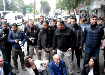 DIYARBAKIR’DA TERORIST BASI ABDULLAH OCALAN ICIN BIR ARAYA GELEREK YURUYUS YAPMAK ISTEYEN VE ARALARINDA HEDEP ES GENEL BASKANI TUNCER BAKIRHAN ILE MILLETVEKILLERININ OLDUGU GRUBUN YURUYUSUNE POLIS MUDAHALE ETTI. 51 KISININ GOZALTINA ALINDIGI MUDAHALEDE 9 MILLETVEKILI YOLA OTURARAK TRAFIGE KAPATTI.  FOTO: DIYARBAKIR,(DHA)