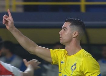 ASYA SAMPIYONLAR LIGI'NDE OYNANAN AL NASSR-PERSEPOLIS MACININ HAKEMI MA NING, KARSILASMANIN IKINCI DAKIKASINDA RONALDO'NUN CEZA ALANINDA YERDE KALMASININ ARDINDAN PENALTI NOKTASINI GOSTERDI.
