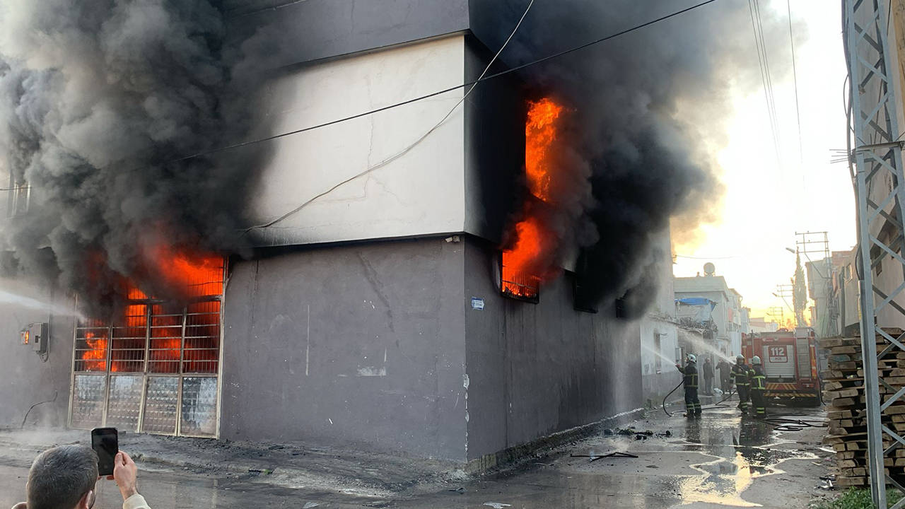 Adana'da sünger fabrikasında yangın - Gazete Pencere